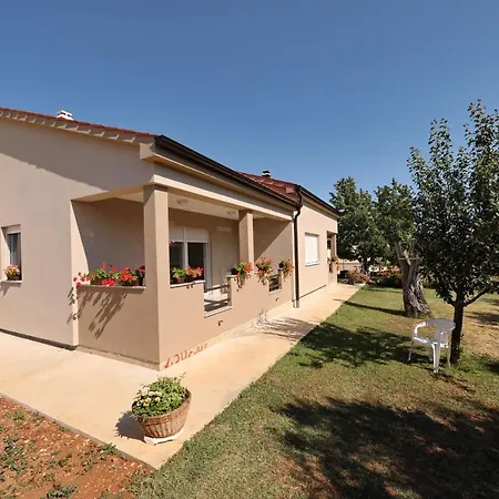 Sunny And Restful With Free Parking - Lily Apartamento *