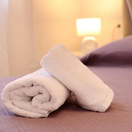Apartamento Sunny And Restful With Free Parking - Lily