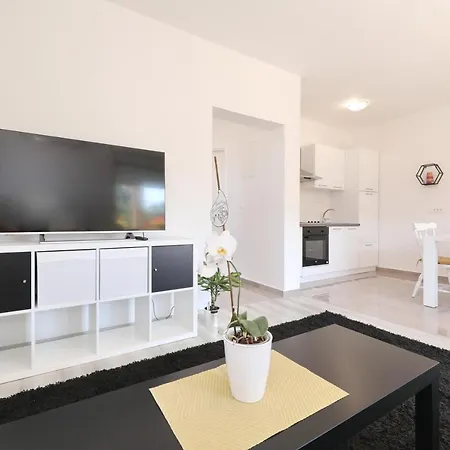 Apartamento Sunny And Restful With Free Parking - Lily