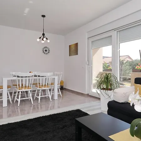 Sunny And Restful With Free Parking - Lily Apartamento Zadar