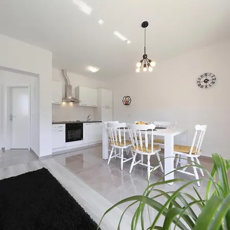 Apartamento Sunny And Restful With Free Parking - Lily *