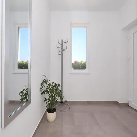 Sunny And Restful With Free Parking - Lily Apartment Zadar