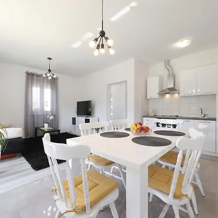 Sunny And Restful With Free Parking - Lily Apartment *