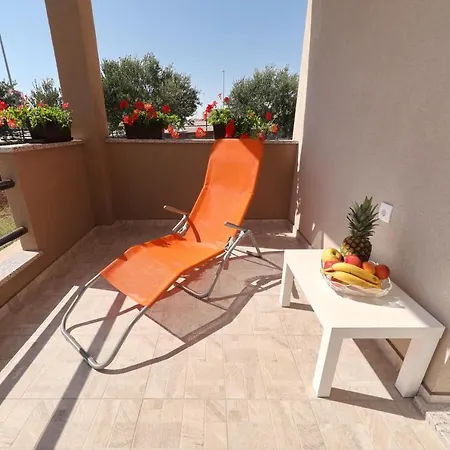 Sunny And Restful With Free Parking - Lily Zadar