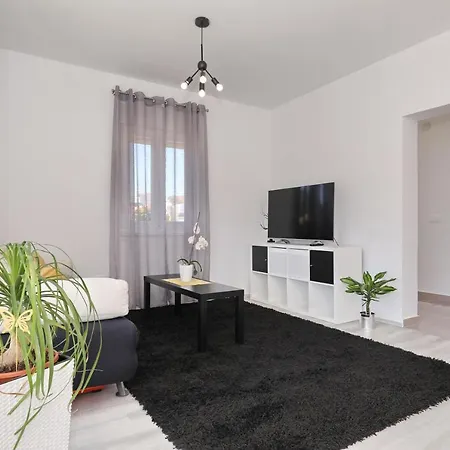 Sunny And Restful With Free Parking - Lily Apartment *