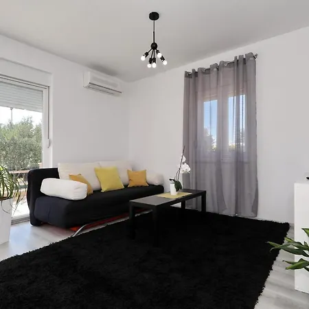 Sunny And Restful With Free Parking - Lily Apartment *